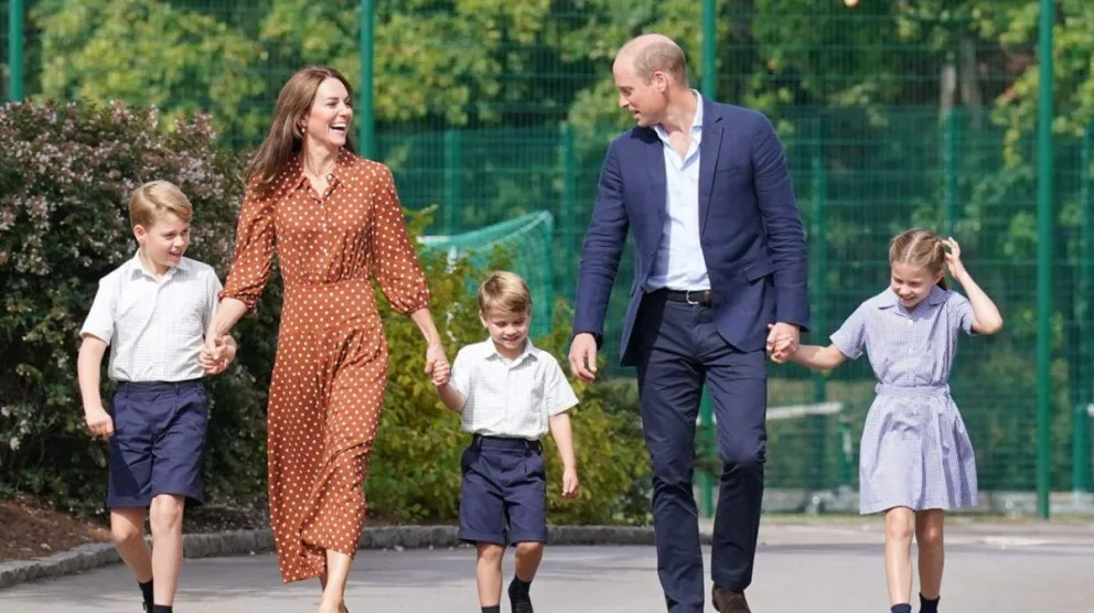 Kate Middleton y Guillermo muestran a sus hijos el avión que llevó el cuerpo de su abuela la reina Isabel