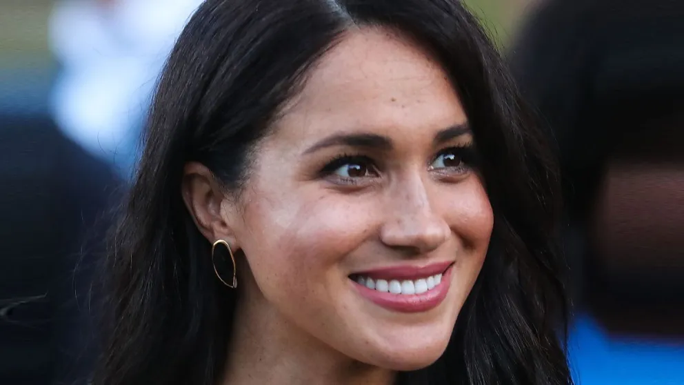 Un integrante de la familia real va contra las reglas y se acerca a Meghan Markle