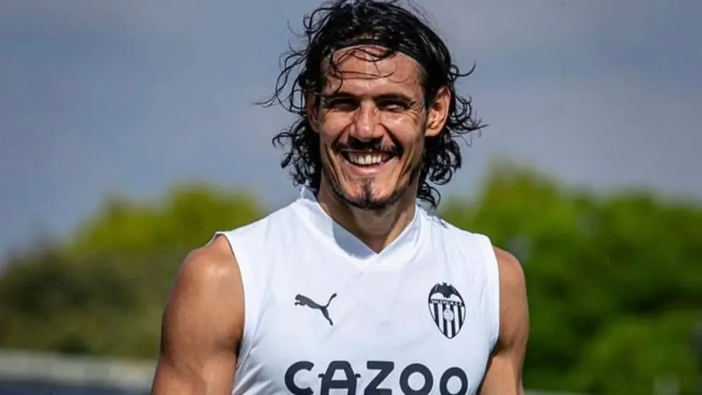 Riquelme atónito: Valencia tomó una contundente decisión sobre Edinson Cavani 