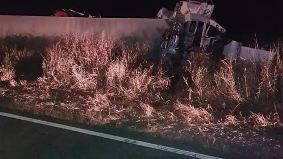 Accidente fatal: dos camiones chocaron de frente y ambos conductores perdieron la vida