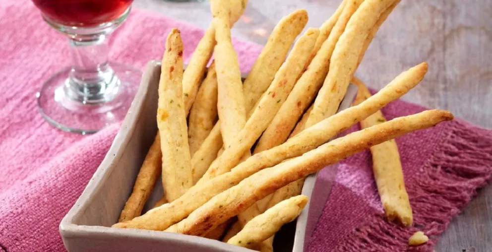 Descubrí la receta más fácil para hacer ricos grisines caseros: en 5 minutos y sin amasar