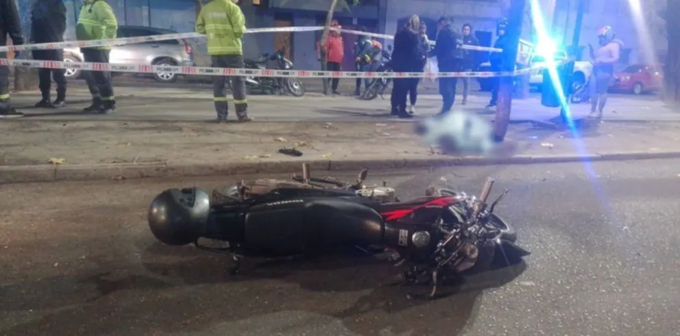 Terrible siniestro vial: un motociclista debió ser hospitalizado tras chocar contra un taxi