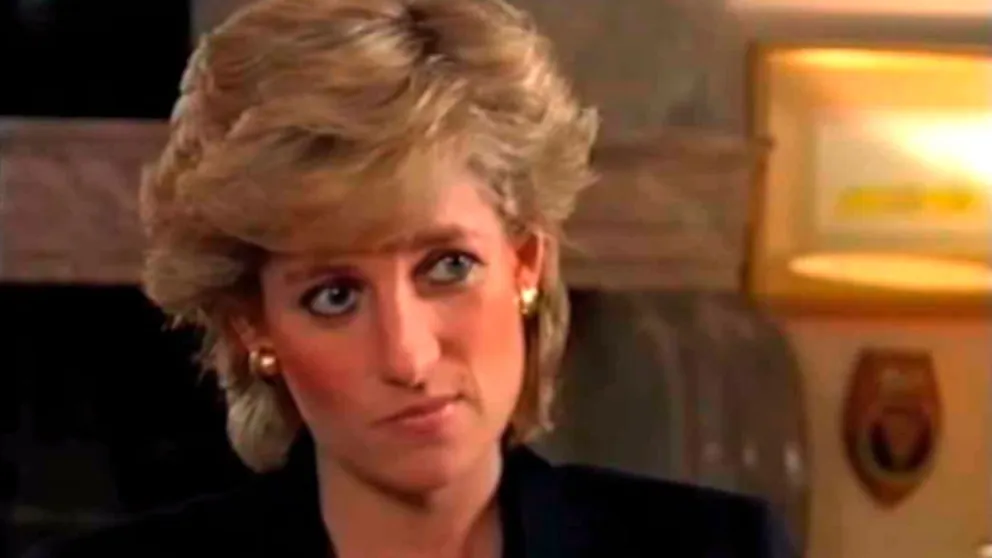La vez que la princesa Diana le partió una botella en la cabeza al rey Carlos 