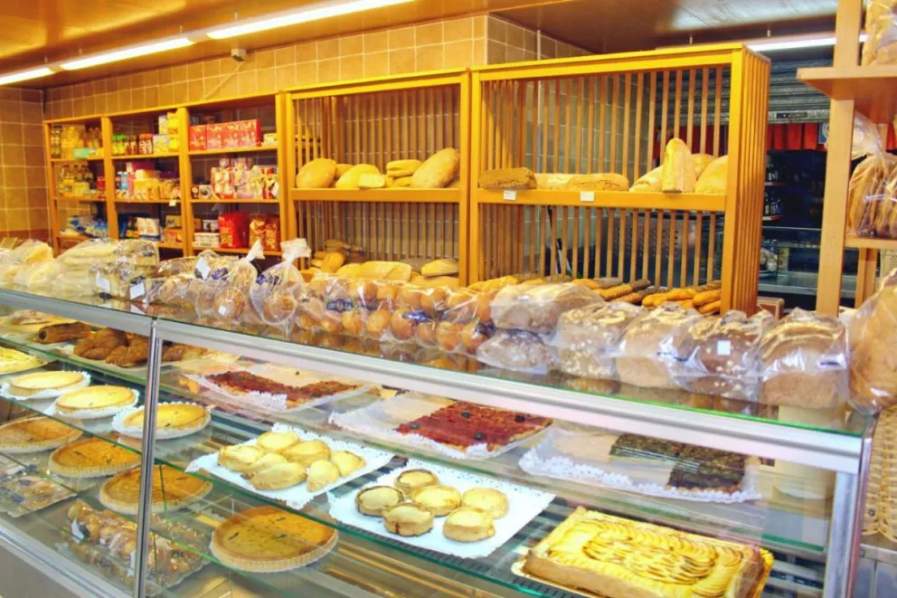 Robaron en una panadería de Las Rosas y amenazaron a una empleada
