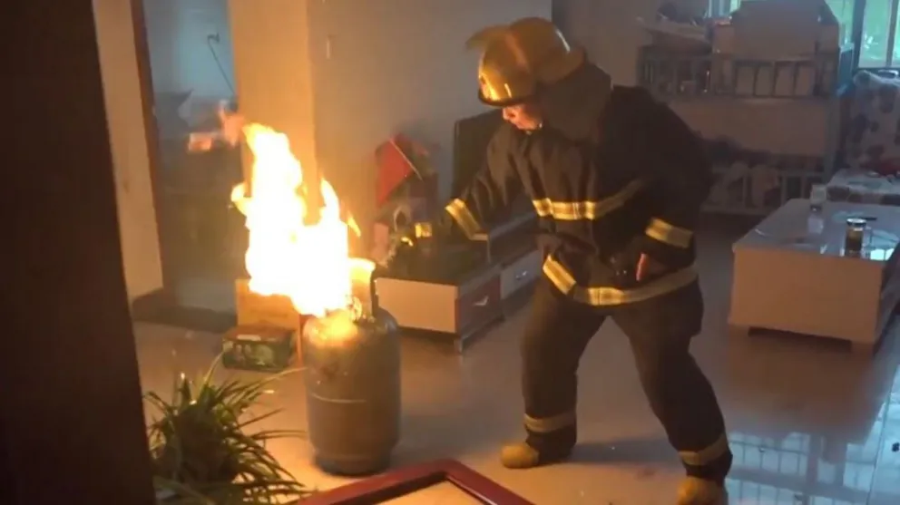 Un hombre golpeó a su expareja y amenazó con hacer explotar un inquilinato en zona sur