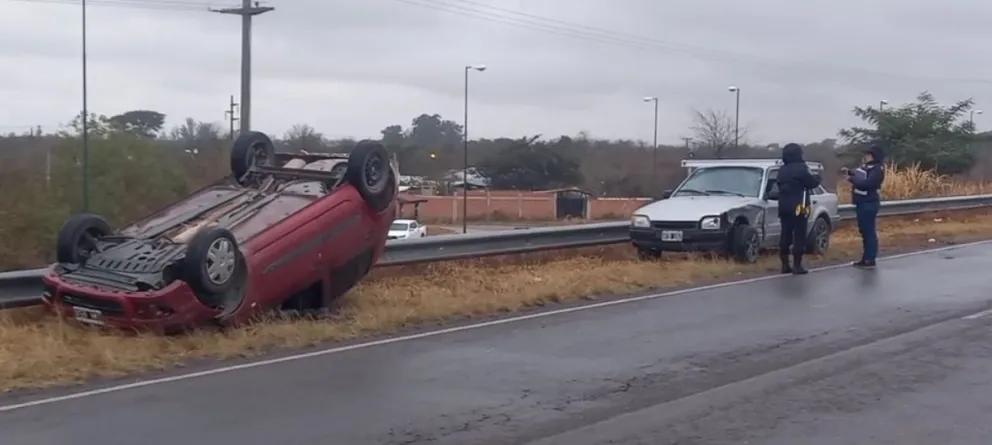 Terrible accidente en Circunvalación Oeste: un auto terminó volcando por la violencia del choque