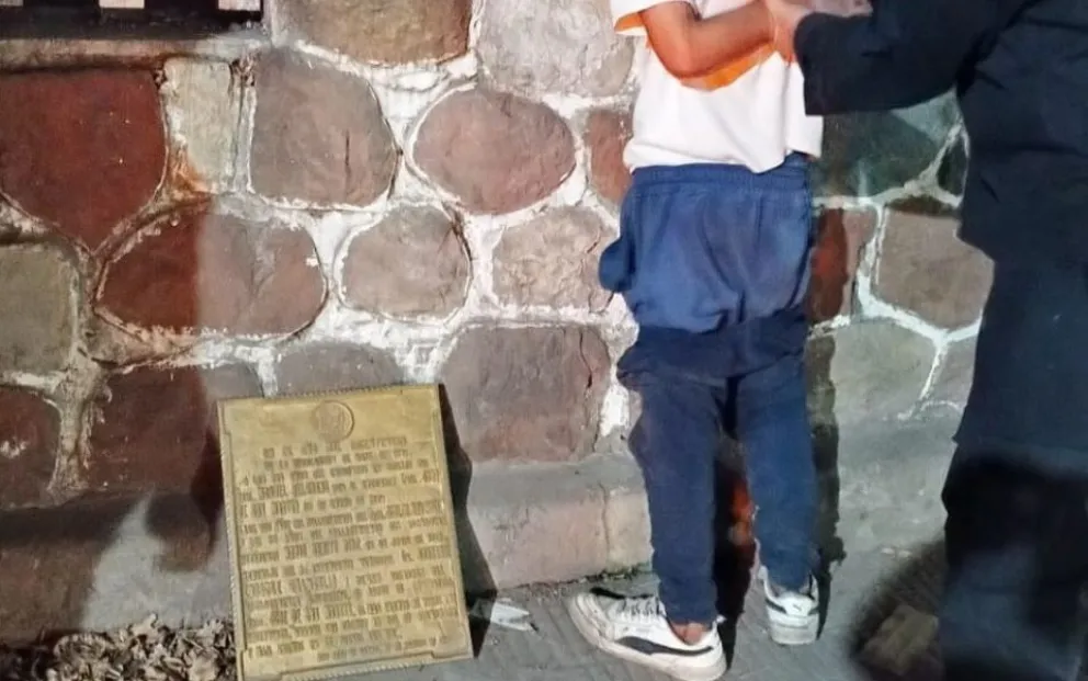 Encontraron a un hombre robando la placa homenaje del General San Martín