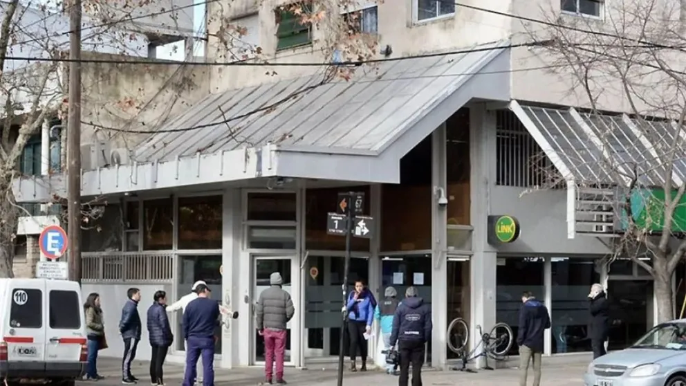 |VIDEO| Golpe comando de película en un banco de La Plata: entraron disfrazados de policías y tomaron rehenes