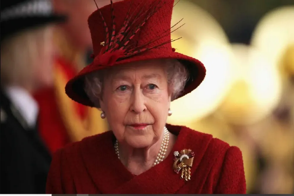 Conoce la razón de por qué la reina Isabel tenía la mano negra dos días antes de su muerte