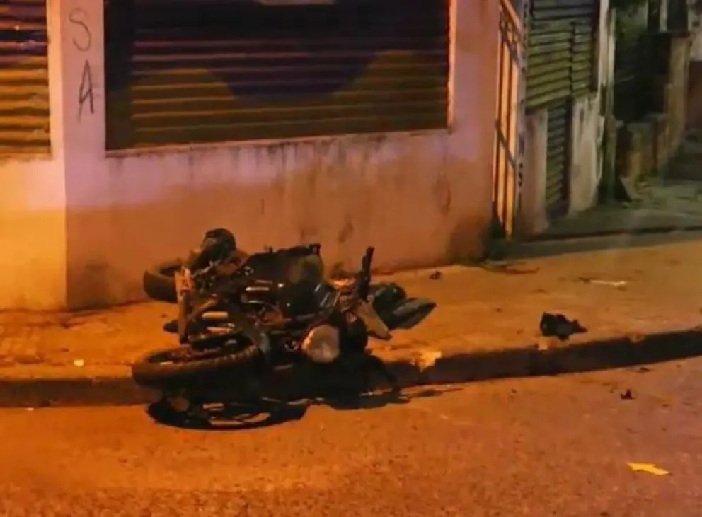 Otra vez la misma esquina: fuerte choque entre una moto y un remis en Villa San Antonio