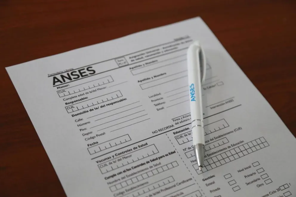 Libreta AUH: cuál es la fecha límite para presentar el formulario y cobrar hasta $93,281 a través de ANSES