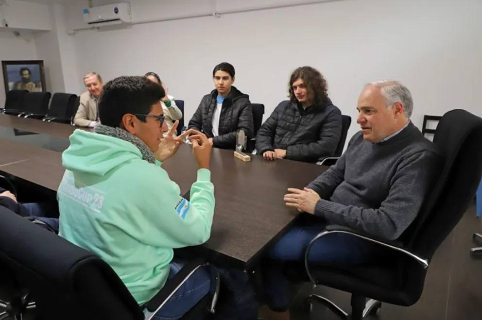 El ministro de Educación de la provincia, Matías Cánepa, recibió a los jóvenes salteños destacados en robótica
