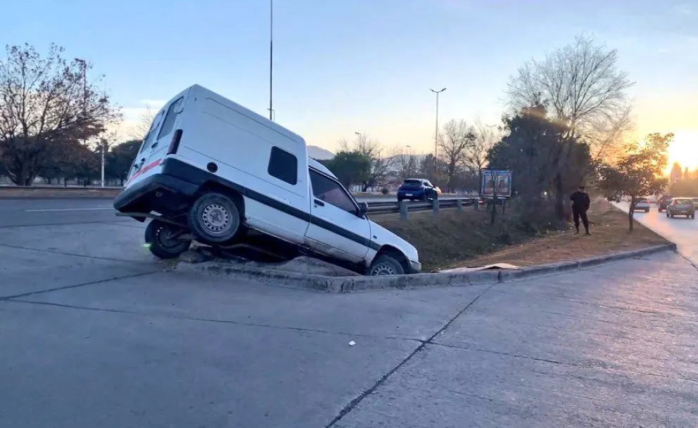 Gran restricción vehicular en la zona: una camioneta quedó incrustada en plena Avenida Tavella
