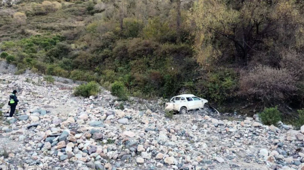 Un conductor salteño perdió la vida tras caer a un precipicio de más de 30 metros