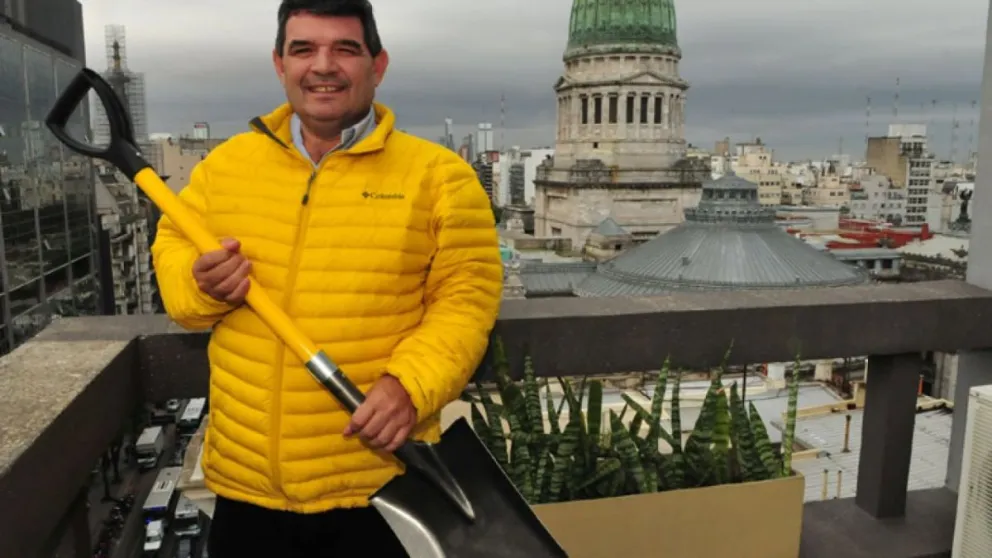 En busca de ganar votos, Alfredo Olmedo regalará 100 dólares por día    