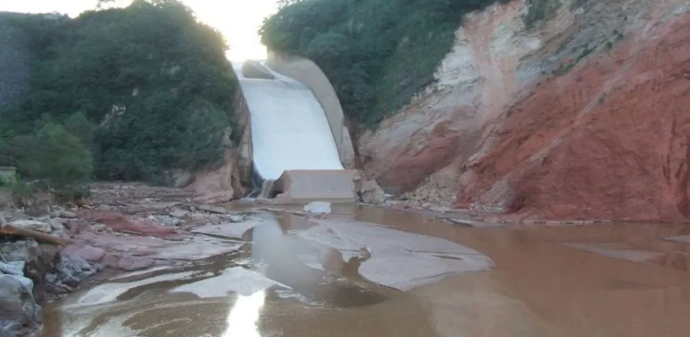 Tras un informe de la UNSa, se prohibió la pesca en el Sistema Hídrico Itiyuro por cianobacterias