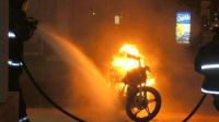 Un policía escapó de milagro tras incendiarse su moto