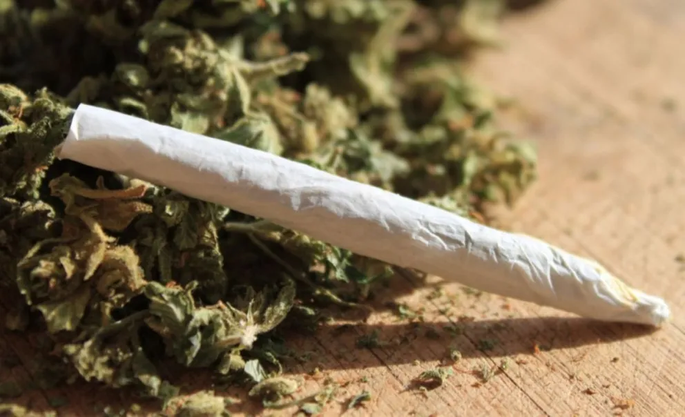 Llevó ropa a su pareja detenida con cigarrillos de marihuana en el elástico de un pantalón 