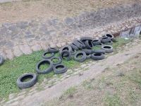 Contaminación ambiental: vecinos denuncian un "cementerio de neumáticos" en el pasaje Díaz Peralta