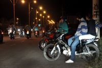 Picadas ilegales en la zona sur de la ciudad: un motociclista intentó atropellar a un policía para escapar