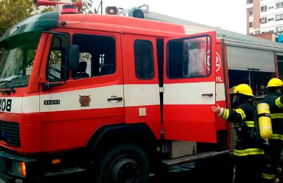 Caos y desesperación: se incendió un vehículo frente al Hospital Materno Infantil