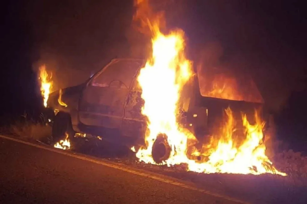 Un terrible incendio arrasó con un remis, no hubo heridos