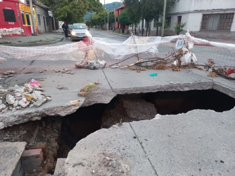 Los vecinos de Villa Soledad reclaman que taparon mal un pozo y el colectivo no puede pasar