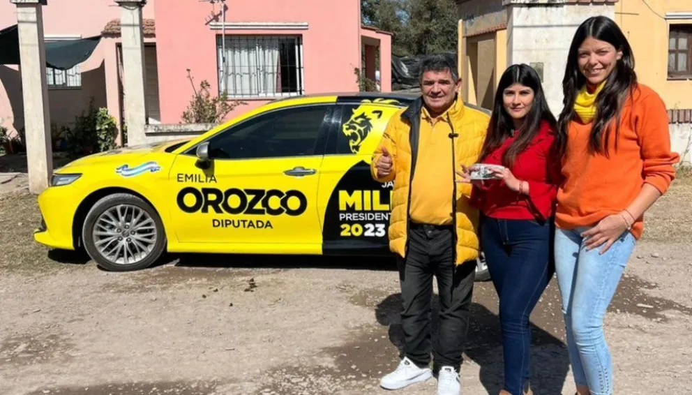 De cara a las PASO, Alfredo Olmedo hizo entrega de los primeros 100 dólares que sortea como parte de su campaña