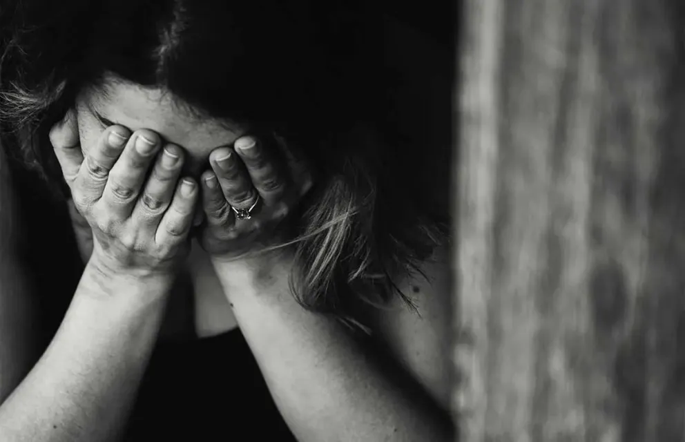 Un hombre golpeó a su pareja y amenazó con quemarla si no se iba de la casa con sus tres hijos
