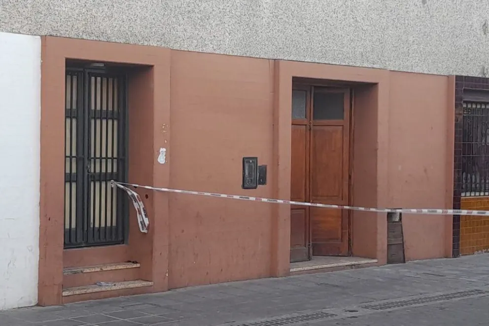 Intento de femicidio en un motel del centro: fue atacada a puñaladas por su novio y está grave, él quiso quitarse la vida 