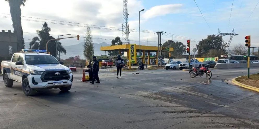 Brutal accidente: un peatón fue embestido por una moto en Avenida Tavella