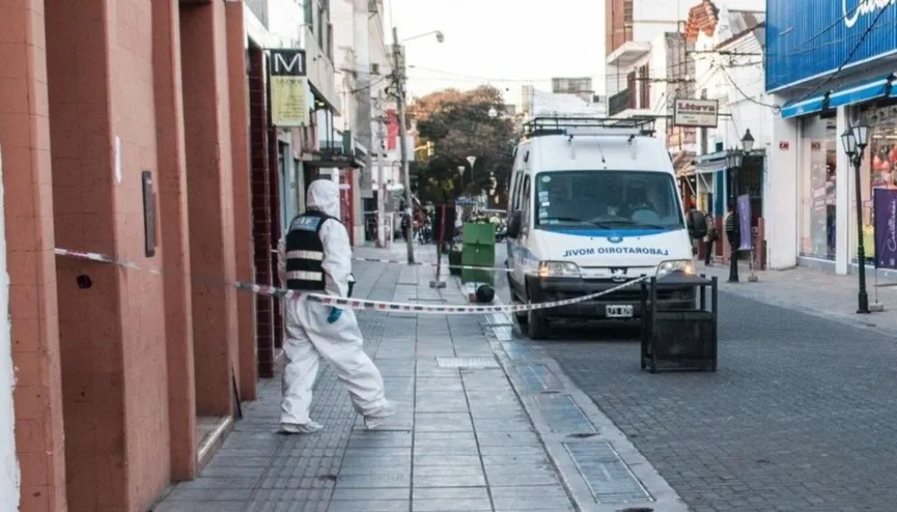 Intento de femicidio en un motel del centro: el cuchillo y un mensaje en redes dan indicios que el ataque pudo ser planeado