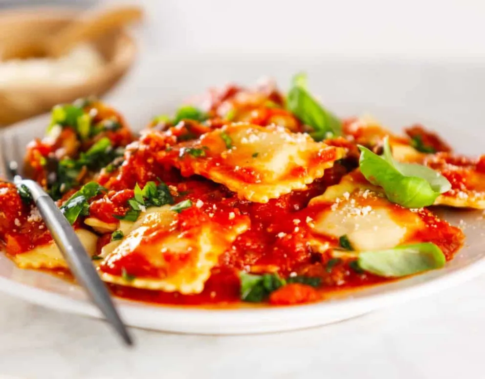 Con esta receta puedes preparar los más ricos Ravioles con Tuco, fácil, sencilla y muy cremosa