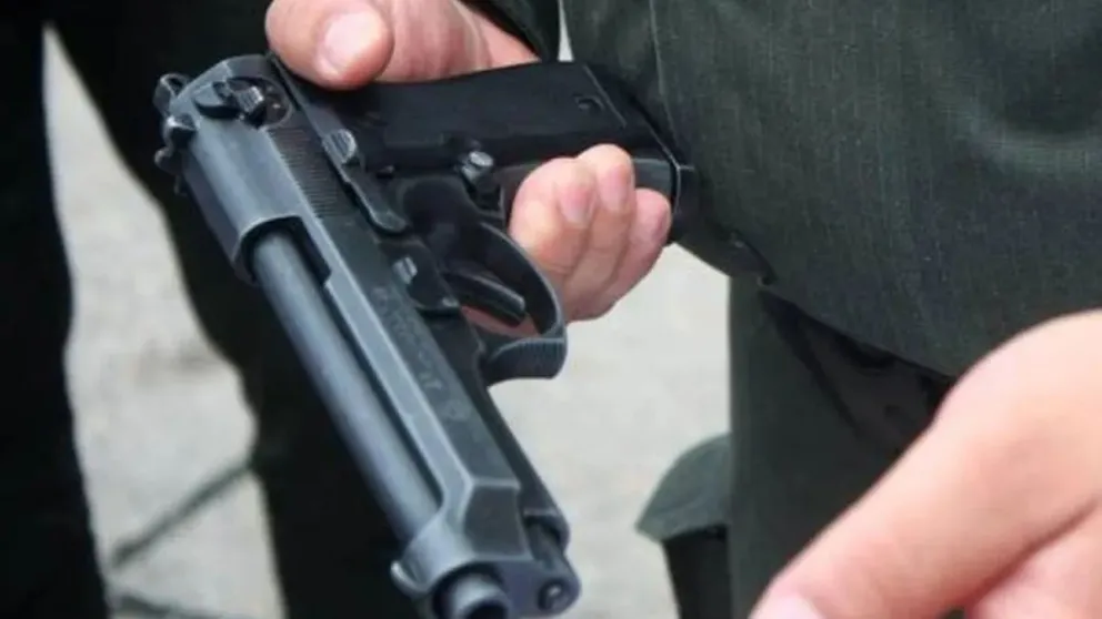 Un contrabandista abandonó seis pistolas 9 mm y se dio a la fuga por el río Bermejo