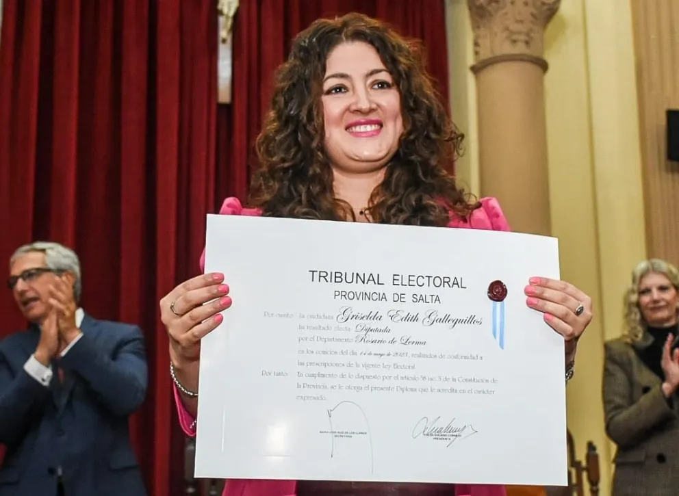 Griselda Galleguillos llegó vestida de Barbie a recibir su diploma de diputada electa