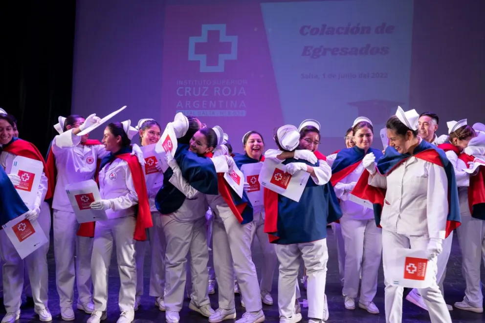 Estudiantes de enfermería de la Cruz Roja reclaman ante el abrupto aumento que sufrieron en la cuota