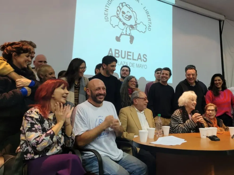 Las Abuelas de Plaza de Mayo restituyeron la identidad del nieto 133: así fue el reencuentro con su familia 