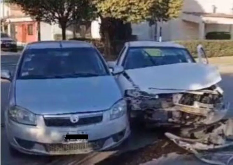 Un Volkswagen Gol quedó gravemente dañado tras un fuerte choque  