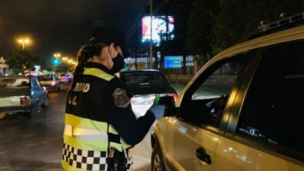 Mientras dos policías hacían controles: uno de ellos falleció y el otro quedó gravemente herido