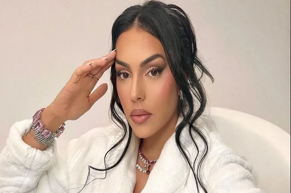 En el balcón y con todo afuera: así luce Georgina Rodríguez en esta fotografía