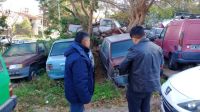 Un taller mecánico fue notificado por acumulación de vehículos abandonados en barrio Tres Cerritos 