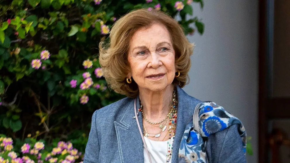 El viaje secreto y privado de la reina Sofía con esta persona que asombró a toda Zarzuela: fotos