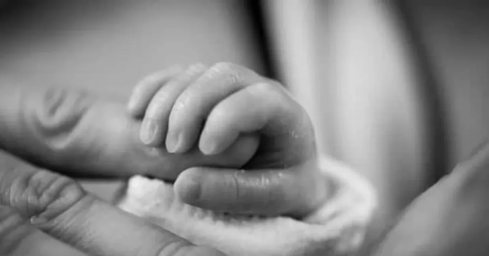 Un adolescente de 14 años habría abusado de una bebé 