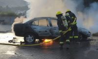 Se incendió un auto en el estacionamiento de un shopping