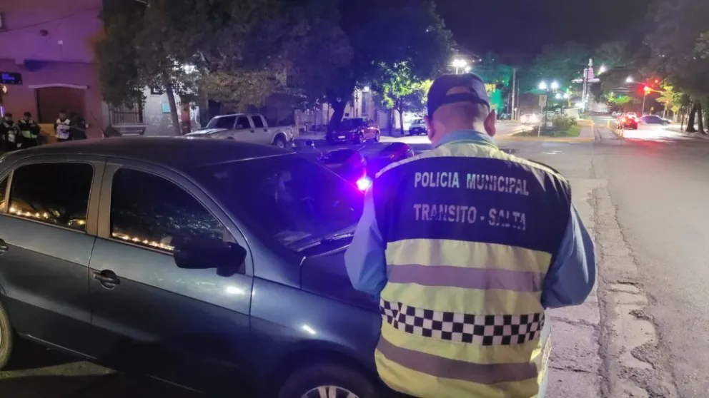 Salteño ebrio intentó evadir un control y casi atropella a tres inspectores de tránsito