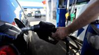 Un empresario advirtió que un salteño paga casi un 70% de impuestos por litro de nafta