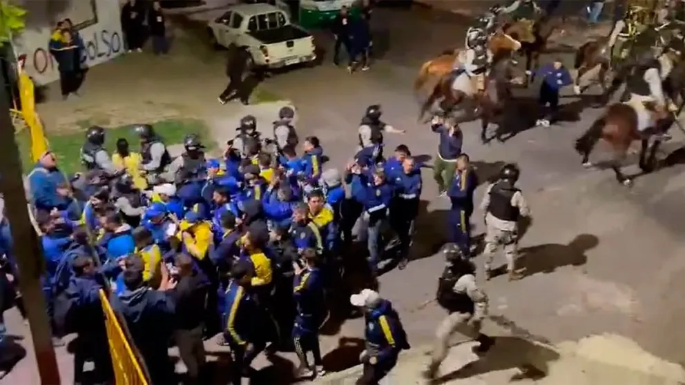 Salvaje represión de la Policía de Uruguay a los hinchas de Boca en Montevideo