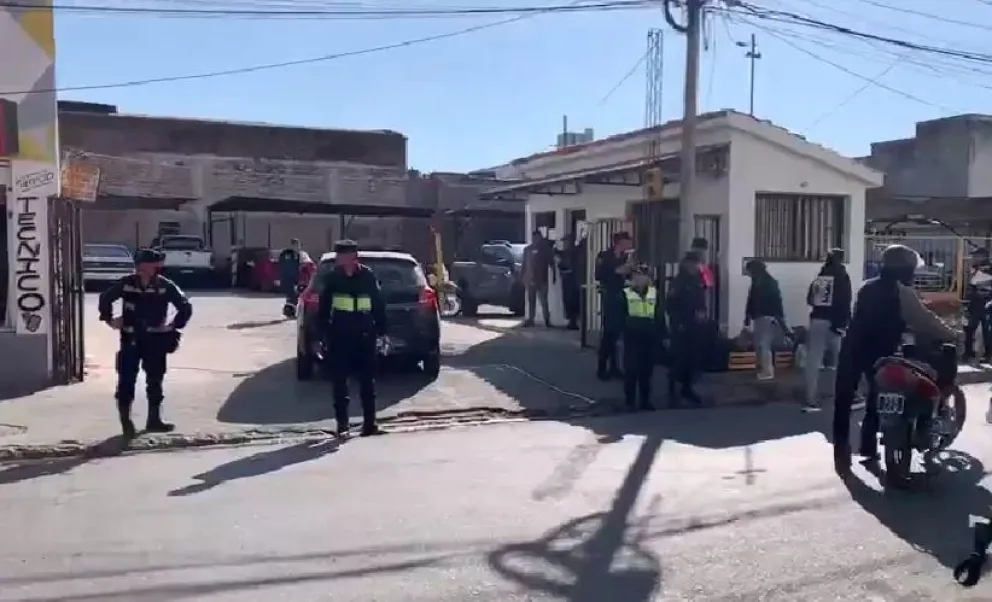 Inusual accidente: una mujer fue embestida por un auto en un confuso hecho en el centro de la ciudad