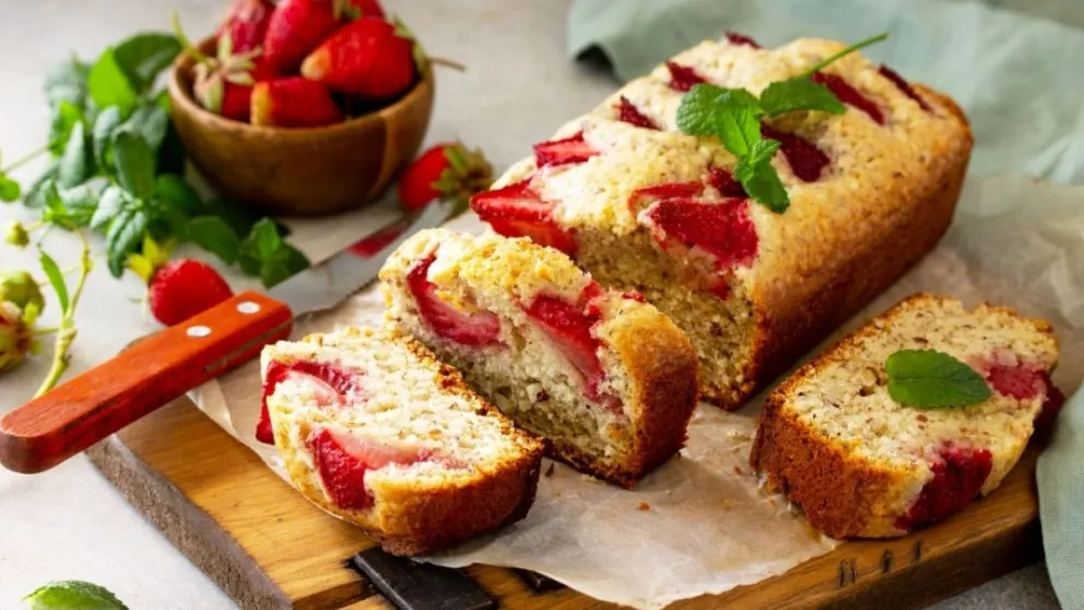 Una combinación perfecta: así se prepara un delicioso bizcocho de yogurt con fresas