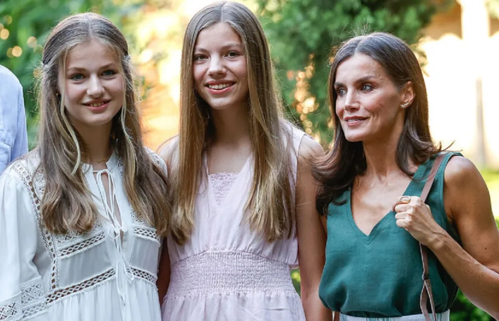 Entre risas y abrazos: así fue la gran visita sorpresa de Letizia a una escuela junto a Leonor y Sofía